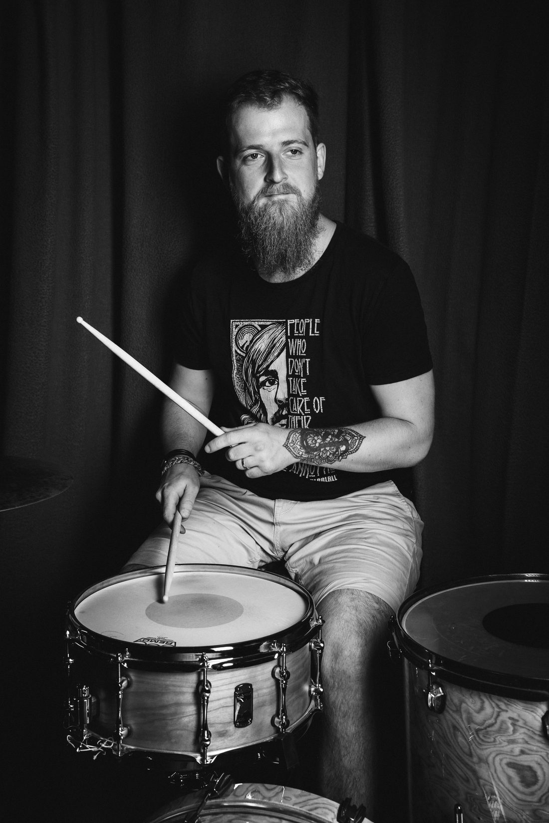Jan Friedrich am Schlagzeug, Drumstick erhoben