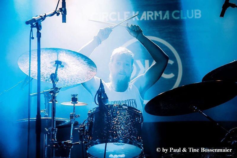 Jan Friedrich live auf der Bühne in blauem Licht